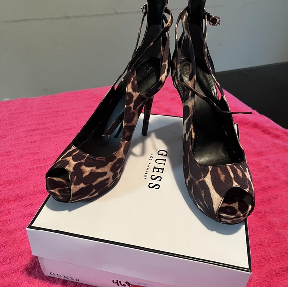 Guess Peeptoe Pump - Picture 4 of 6